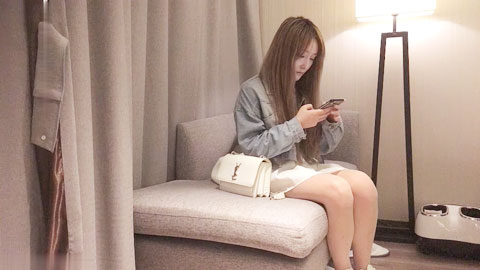 迷妹推荐--2600约操高端外围小姐姐，胸大白嫩口活给力，沙发抠穴调情花式啪啪激情无限