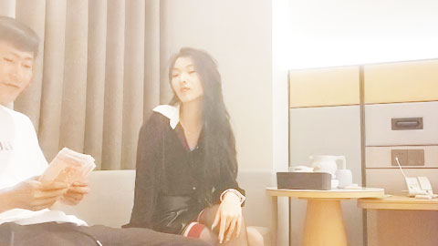 迷妹推荐--168CM皮短裙，极品丝袜美腿，吸吮大屌对准骚穴插入，低低呻吟浪叫