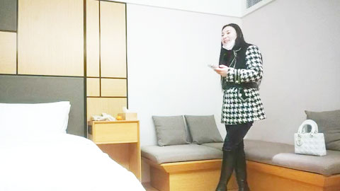 迷妹推荐--一天3炮堪称人肉打桩机，上个刚走长腿美女接上，翘起屁股皮带拍打_join_001