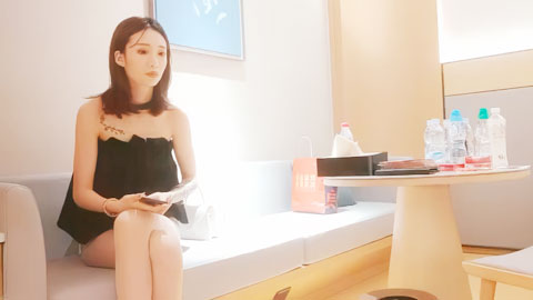 迷妹推荐--齐逼短裤外围，抹上润滑油深喉口交，翘起屁股后入抽插猛操