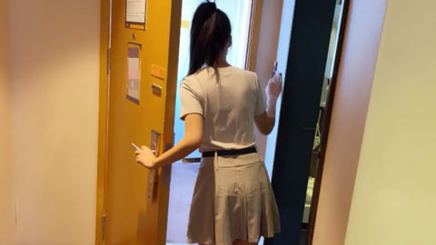 这也行？“把门打开，让人看见才刺激