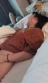 迷奸南京白嫩小妹妹爆菊_窥阴_玩弄尿道，掰开近距离欣赏穴肉，鲍鱼肥美多汁