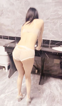 一个毛多一个无毛馒头逼，脱衣服撅屁股求干，最后并排蹲地上撒尿，惊险刺激，羡慕死死老哥了