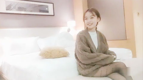 迷妹推荐--长相甜美萌妹啪啪，苗条身材穿上黑丝口交上位骑坐抽插呻吟