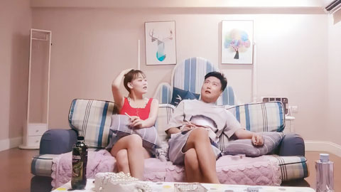 迷妹推荐--聊天后，揉揉奶子沙发上操一会，骑乘抽插转战到卧室，扶着小腰后入撞击猛操