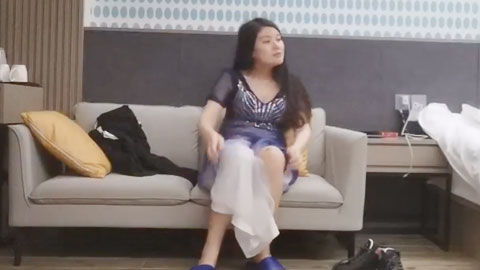 迷妹推荐--白净人妻_热情风骚主动_抚摸老表弟弟_有反应吗？