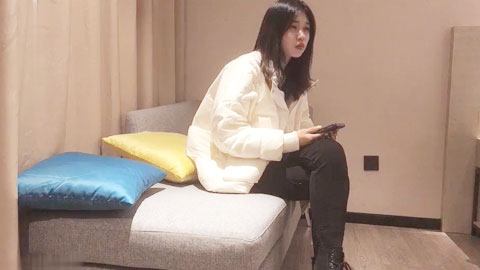 迷妹推荐--高价网约偷拍兼职小姐姐，温柔配合苗条多水，沙发掰穴啪啪求插