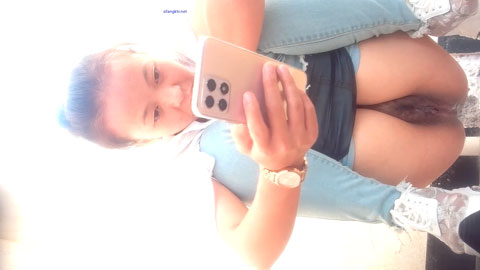 迷妹推荐--大神潜入景区女厕全景偷拍_少妇姐姐尿完抖几下