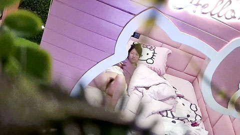 迷妹推荐--小哥对着镜子给少妇炮友刮逼毛全身推油按摩