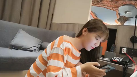 迷妹推荐--高颜值牛仔短裤萌萌妹子，镜头前口交穿上黑丝，上位骑乘猛操呻吟娇喘