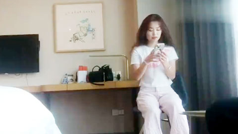 迷妹推荐--陌陌约到的附近美甲店女技师模特身材逼逼粉嫩