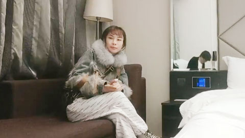 迷妹推荐--深夜网约外围妹子，脱掉衣服互摸调情，大屁股套弄后入撞击猛操