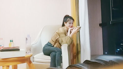 迷妹推荐--小姐姐被逗得花枝乱颤，白嫩苗条黑丝主动，捂嘴后入别样性爱