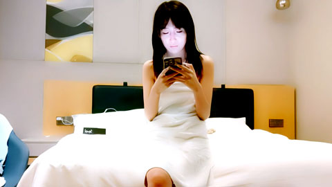 迷妹推荐--今晚妹子很不错，兼职美少女，漂亮腿又长，口活很不错，穿上黑丝袜，一顿爆操