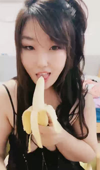 骚少妇乳夹狗链香蕉插逼