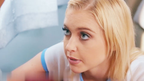 电子欢愉场 - 继母雇佣黑哥们儿狂操她的继女