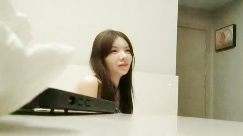 迷妹推荐--张开双腿一顿舔逼，抱着操舒服的呻吟