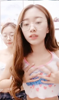 翘起双腿揉穴互相舔逼，跳蛋震动阴蒂妹子很享受 ，一起手指扣穴 ，假屌骑坐套弄