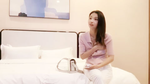 迷妹推荐--口交深喉镜头特写 扶着细腰后入抽插猛操，骑乘打桩 操的妹子直呼受不了