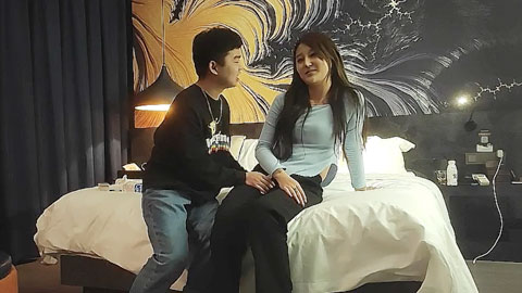 迷妹推荐--花臂纹身蓝衣妹妹，白色丝袜，打桩机后入猛顶，吃药就是利好持续爆操