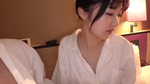 看似纯洁的我最近终于失去处女，正陷入性爱的迷恋中（笑）在约会中热情高涨，直接进入酒店，被阳具带入魔性的快感！刚学会的性爱让我忍__002