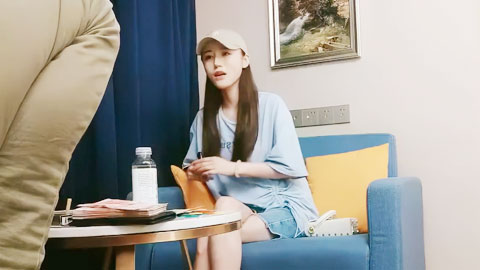 迷妹推荐--鸭舌帽大长腿操的妹子，叫声啊啊啊很好听，嫌妹子假叫搞一会让妹子走了