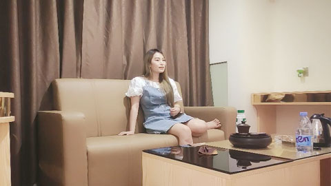 迷妹推荐--重金忽悠足疗小姐姐漂亮大长腿相约酒店啪啪美乳翘臀骚浪可人真尤物