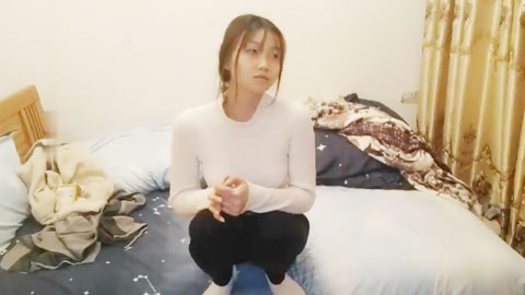 迷妹推荐--涉世未深的粉嫩嫩萝莉小女生到出租屋做爱，大长腿胸前鼓胀饱满，压上去啪啪抽送操穴