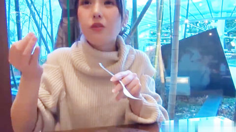 迷妹推荐--漂亮清纯美眉吃鸡啪啪 先上嘴吃饱再回房间喂下嘴 爱笑很可爱的妹子