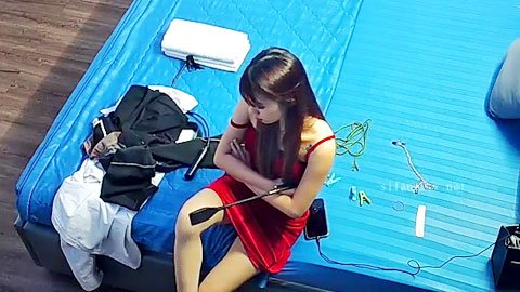 迷妹推荐--意外拍到变态男找来红裙漂亮小姐姐 虐待自己，拳打脚踢男下体，皮筋弹睾丸 隔着屏幕看着都疼