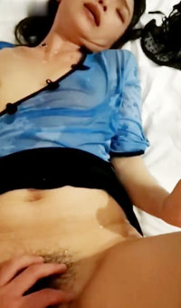 漂亮少妇 被大肉棒无套猛怼 尿尿狂喷如柱 喷的自己满身都是 不停抽搐