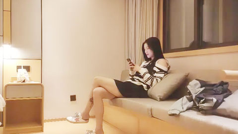 迷妹推荐--短裙大长腿妹子，舌吻摸奶调情，抬腿猛操搞一半妹子有意见先走人了