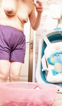 苗条宝妈 道具自慰肛穴同插洗逼