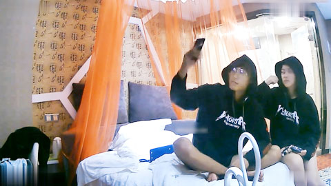 迷妹推荐--很有文艺气质的美女和男友开房还说看到有酒店偷装摄像头,特意检查了下,结果还是中招了,绝对极品!