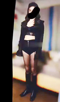 黑色透明开裆油亮黑丝，黑色长筒靴，黑色皮包臀裙，白色蕾丝紧身衣