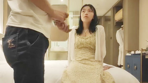 迷妹推荐--应观众所求，让妹子再返场，镜头前特写深喉口交，张开双腿扣穴调情，扶着腰后入大力撞击