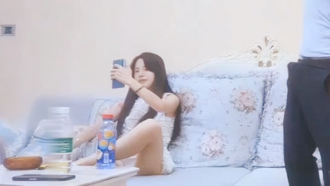 迷妹推荐--萝莉精神小妹苗条可爱，被大屌哥抱起来猛操，干得妹子嗷嗷乱叫“救我”快干哭了