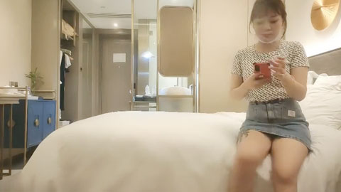 迷妹推荐--约20岁小姐姐，肤白貌美，甜美乖巧，特写抠穴，口交给力啪啪