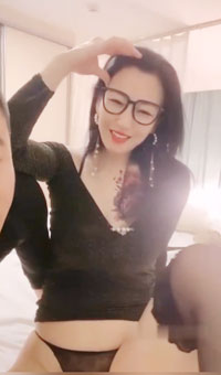 熟女配上眼镜还是挺带感的，再搭配上那纹身，更是增添一些特殊的感觉