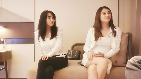 迷妹推荐--约两妹子先操一个，笑起来甜美大长腿美女