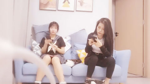 迷妹推荐--约了两个花臂纹身萌妹子双飞激情啪啪，翘起屁股摸逼一起口交舔弄站立后入猛操