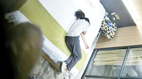 迷妹推荐--酒店偷拍精品CK内裤女孩贱兮兮的被操