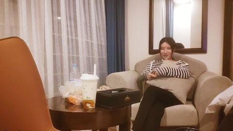 迷妹推荐--最近聊的良家美女，妹子很羞涩，骑乘位爆操骚穴