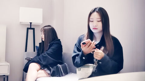 迷妹推荐--圆圆脸微胖萌妹，跪地卖力口交，床边侧入抽插猛操呻吟娇喘