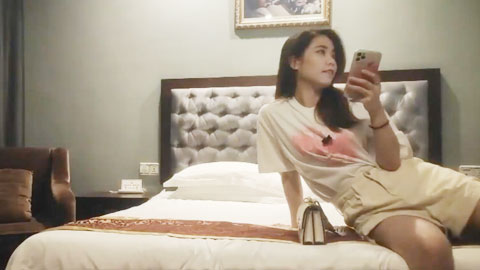 迷妹推荐--身材苗条吃鸡上位骑乘多姿势，被小伙扶后入猛怼，操太紧不出来最后吵架了