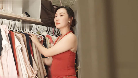 迷妹推荐--和女店员更衣室偷情！顾客误入员工更衣室撞到自慰店员，两人偷情做爱！