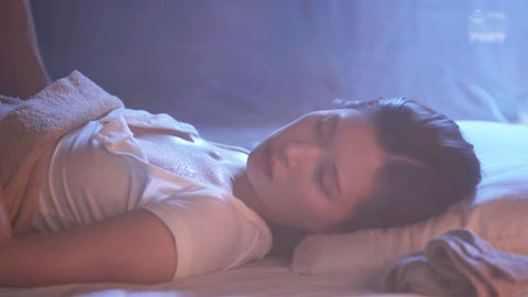 夏末的汗流浃背中出性交 成为人妻的表姐那毫无防备的色气让我无法抑制理性__003