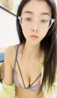 气质文静眼镜妹