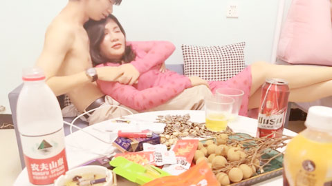 迷妹推荐--良家少妇，喝酒聊天调情，扒掉衣服看肥穴，近距离视角，正入爆操_反差偷拍