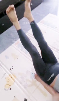 做瑜伽的大嫂被操得直叫爸爸，高潮后尽要求射嘴吞精液